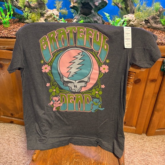 NWT-Grateful Dead Graphic T-Shirt - Gray
Classic graphic logo, stunning colors - Picture 2 of 10
